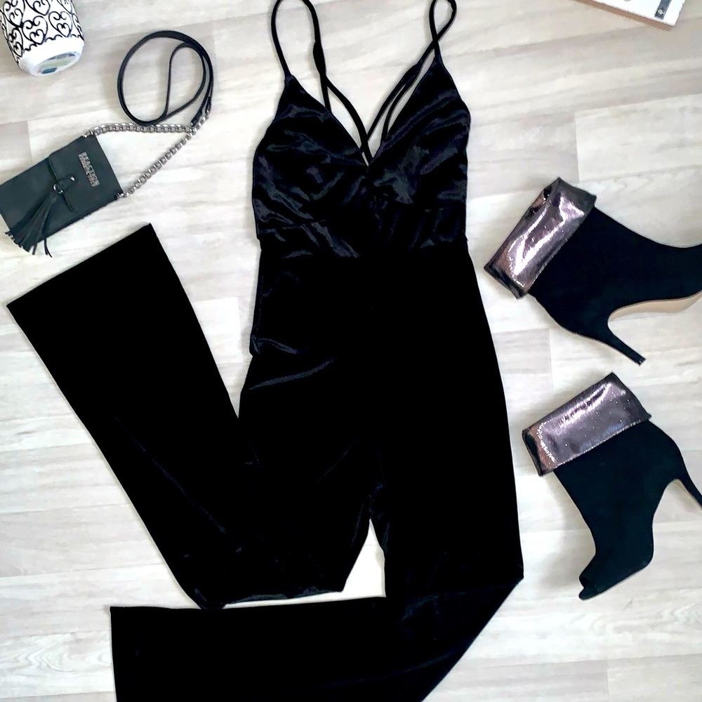 NO BRAND LONG 35” INSEAM BLACK VELVET SLEEVELESS PANTS JUMPSUIT- SIZE SMALL-EUC